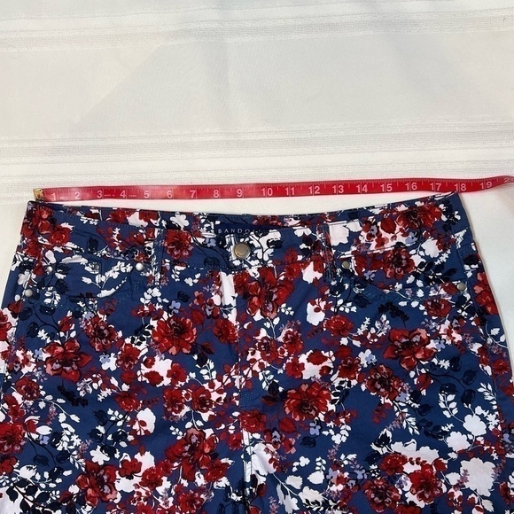 $5 ADD ON‎ with $15+ Bundle Bandolino Amy Short Floral Cuffed Shorts Sz 14 EUC - Picture 8 of 12